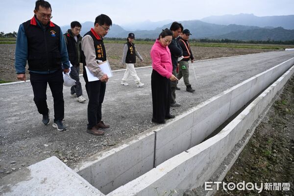 ▲▼花蓮縣長徐榛蔚前往視察「長良（九）早期農地重劃區農水路更新改善工程」施工進度，了解工程品質與執行情形。（圖／花蓮縣政府提供，下同）