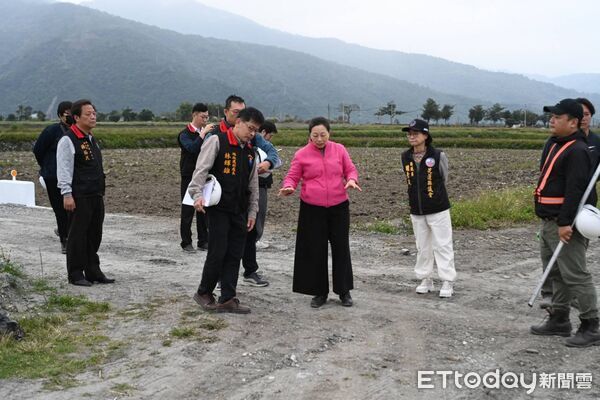 ▲▼花蓮縣長徐榛蔚前往視察「長良（九）早期農地重劃區農水路更新改善工程」施工進度，了解工程品質與執行情形。（圖／花蓮縣政府提供，下同）