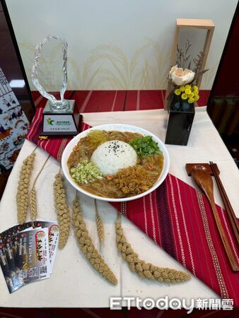 ▲▼花蓮市長魏嘉彥親赴店家張貼紅榜表達祝賀。（圖／花蓮市公所提供，下同）