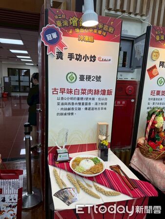 ▲▼花蓮市長魏嘉彥親赴店家張貼紅榜表達祝賀。（圖／花蓮市公所提供，下同）