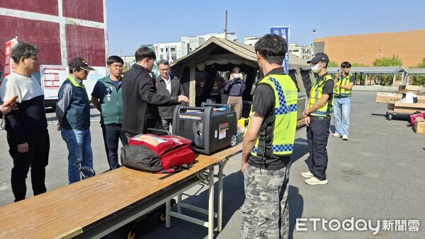 ▲菁展興業有限公司捐贈後勤照護裝備予台南市消防局第七救災救護大隊，守護消防第一線安全。（記者林東良翻攝，下同）