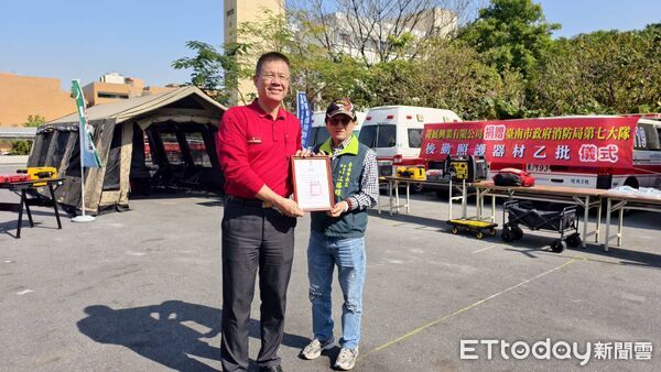 ▲菁展興業有限公司捐贈後勤照護裝備予台南市消防局第七救災救護大隊，守護消防第一線安全。（記者林東良翻攝，下同）