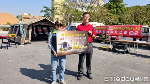 ▲菁展興業有限公司捐贈後勤照護裝備予台南市消防局第七救災救護大隊，守護消防第一線安全。（記者林東良翻攝，下同）