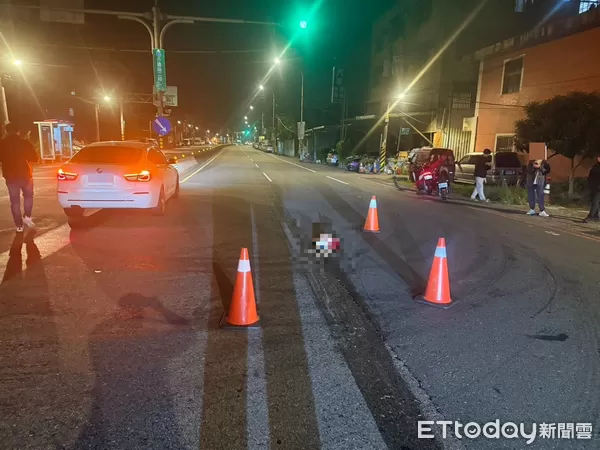 ▲三峽公車司機無視流浪犬過馬路，直接駛過將其輾斃。（圖／記者陸運陞翻攝）