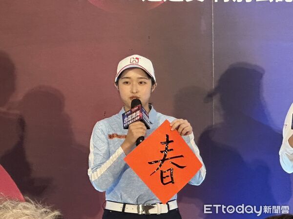▲▼2026台灣鴻海女子高爾夫公開賽14日舉辦記者會，台灣球員吳佳晏(左)、日本好手河本結(右)代表出席。（圖／記者蔡厚瑄攝）