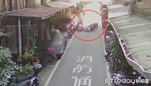 ▲▼監視器拍下劉姓女騎士撞倒吳姓老婦人後雙雙倒地，吳姓老婦人（粉衣）倒地陷入昏迷             。（圖／記者陳以昇翻攝）