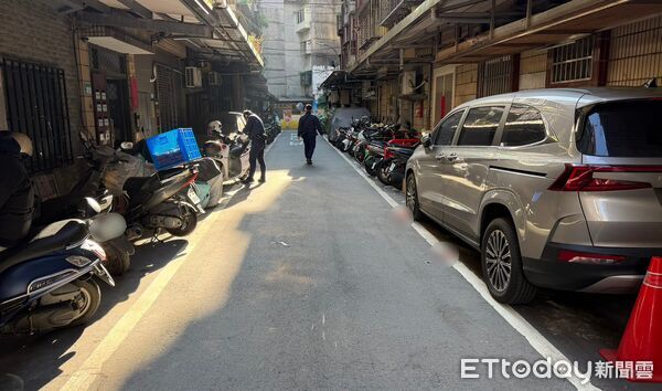 ▲▼監視器拍下劉姓女騎士撞倒吳姓老婦人後雙雙倒地，吳姓老婦人（粉衣）倒地陷入昏迷             。（圖／記者陳以昇翻攝）