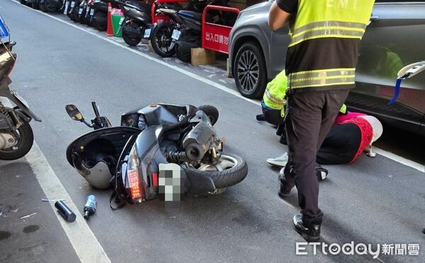 ▲▼監視器拍下劉姓女騎士撞倒吳姓老婦人後雙雙倒地，吳姓老婦人（粉衣）倒地陷入昏迷             。（圖／記者陳以昇翻攝）