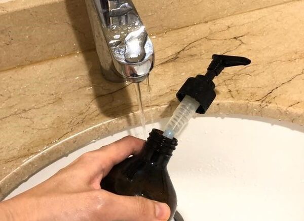 洗手乳加水。（圖／截自蔡逸姍醫師粉專）