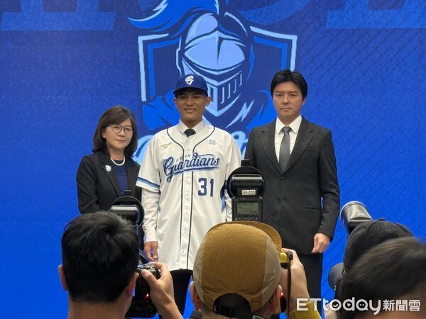 ▲▼林岱安FA加盟富邦悍將，悍將領隊陳昭如（左）、執行副領隊林威助（右）。（圖／記者楊舒帆攝）