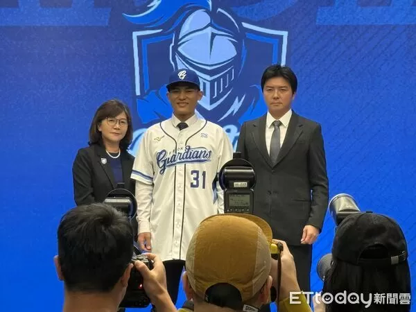 ▲▼林岱安FA加盟富邦悍將，悍將領隊陳昭如（左）、執行副領隊林威助（右）。（圖／記者楊舒帆攝）