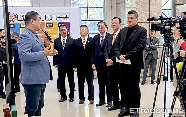 ▲內政部次長馬士元14日到刑事局視察掃黑成果，並頒專業獎章給即將退休的刑事局長周幼偉。（圖／記者張君豪翻攝）