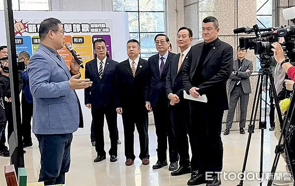 ▲內政部次長馬士元14日到刑事局視察掃黑成果，並頒專業獎章給即將退休的刑事局長周幼偉。（圖／記者張君豪翻攝）