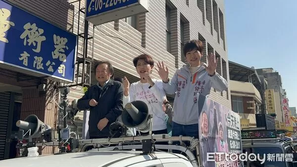 ▲王世堅14日再度南下陪同陳亭妃車隊掃街，為民進黨台南市長初選民調進行最後衝刺。（記者林東良翻攝，下同）