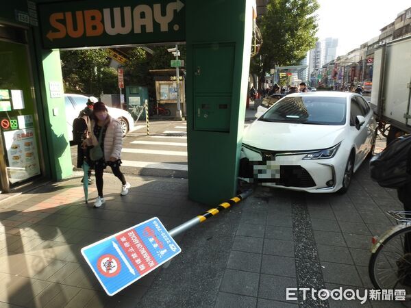 ▲曾因虐殺欠債的竹聯幫成員莊男，險遭設局投資虛擬幣，在車內爆發衝突撞車。（圖／記者陸運陞翻攝）