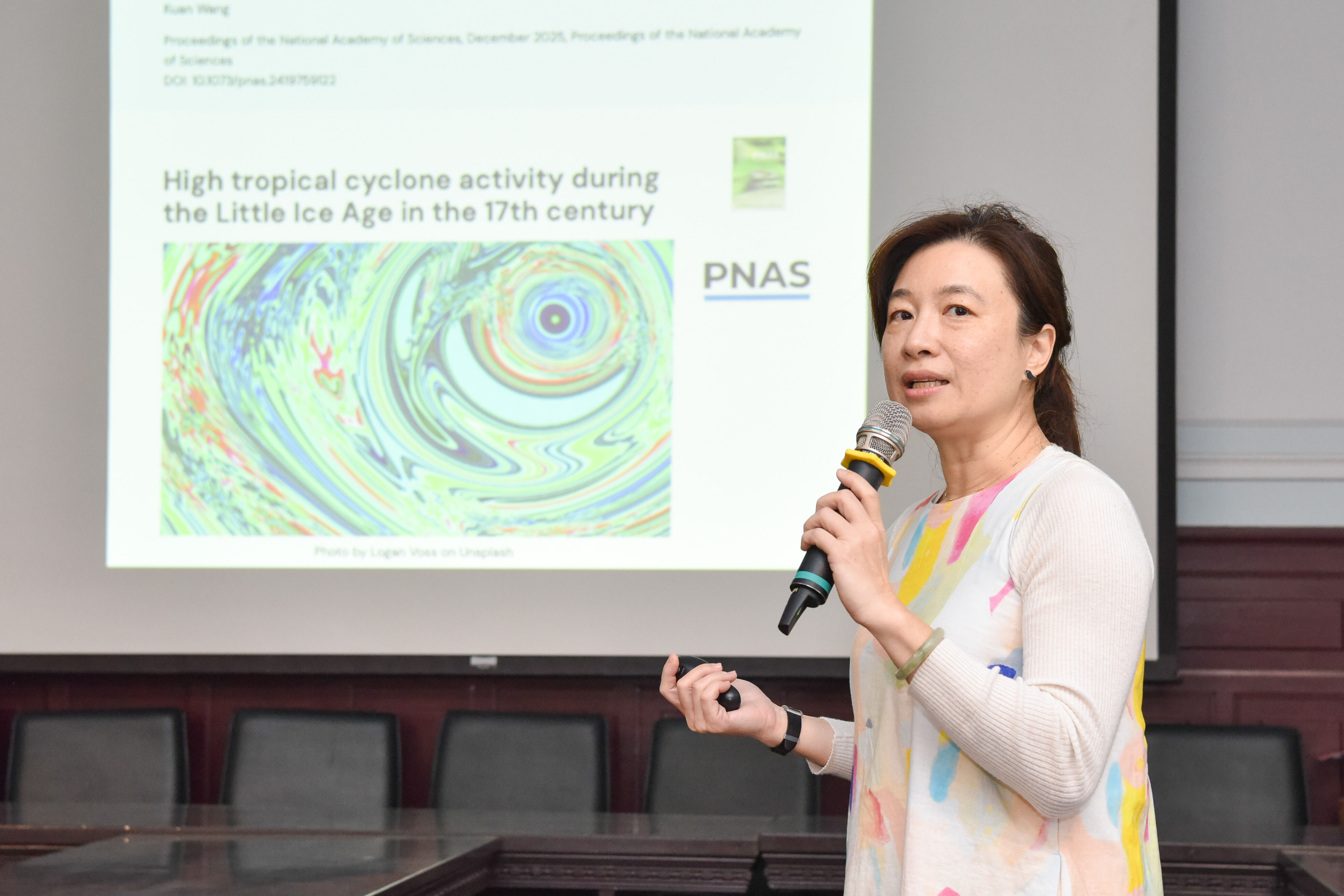 ▲▼台師大與中研院、台大組成研究團隊，從古籍到科學數據中重建六百年颱風史，發現小冰期颱風最為頻繁。（圖／台師大提供）