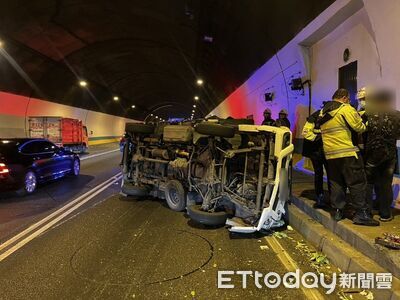 快訊／國3新店隧道驚傳貨車翻覆　駕駛脫困現場交管排除中
