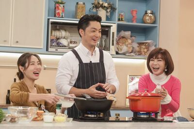 蔣萬安穿圍裙下廚燉雞湯！陳美鳳見他「1舉動」大讚：真暖心