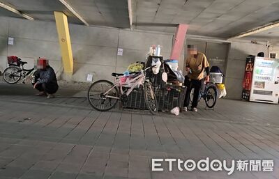 新莊體育館淪「街友村」！霸地洗澡隨地便溺　囂張公告：禁止靠近