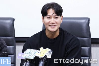 直擊／金鐘國聽到「新婚快樂」靦腆笑！　婚後變了「來台買肥皂」