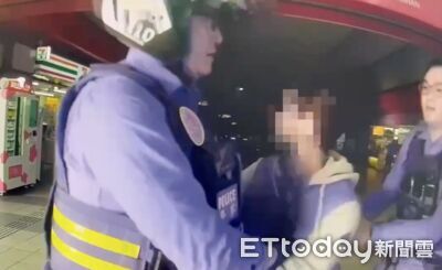 中年男圓山捷運站突抓狂！欲搶警員手機又衝超商　遭制伏送醫