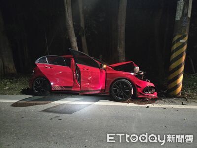 轎車凌晨自撞電桿車頭變形！駕駛棄車跑了　車主：我媽開的
