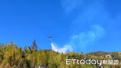 雲林草嶺火警邁入第4天　竹創森林下方仍在燃燒…直升機支援灑水
