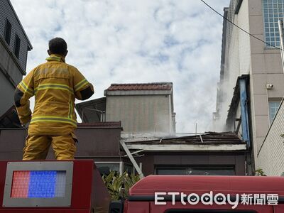 快訊／施工惹禍！高雄透天厝鐵皮屋竄火勢　消防出動8車急灌救