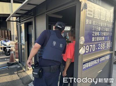 看不懂繳費機卡關！男受困東港安泰醫院停車場　警現場教學解圍