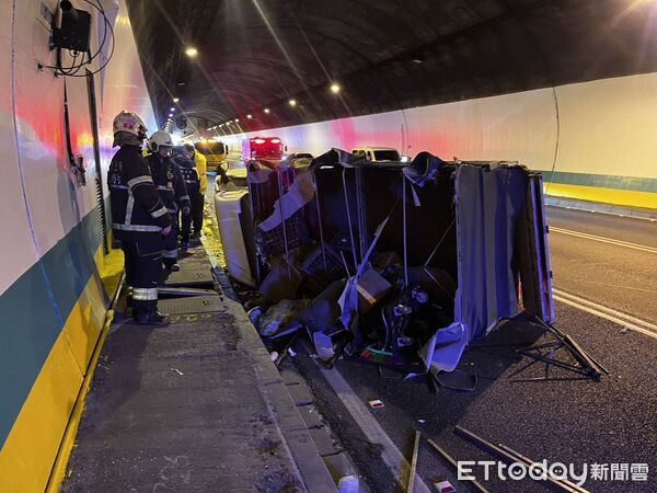 ▲國道3號南下新店隧道內發生翻車事故。（圖／記者陸運陞翻攝）