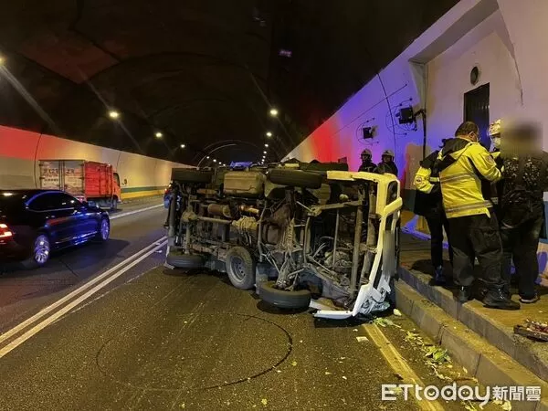 ▲國道3號南下新店隧道內發生翻車事故。（圖／記者陸運陞翻攝）