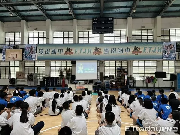 ▲東警婦幼隊進校園宣導防制性剝削與詐騙。（圖／記者楊晨東翻攝）