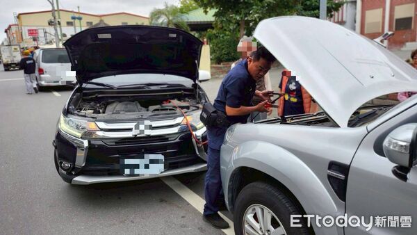▲太麻里警暖心協助拋錨車輛。（圖／記者楊晨東翻攝）