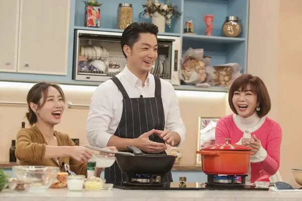 蔣萬安作客陳美鳳節目，下廚燉雞湯。（翻攝陳美鳳臉書）