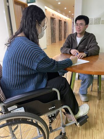 ▲社工協助至社會處的民眾填寫緊急救援服務申請表。（圖／新竹市政府提供）