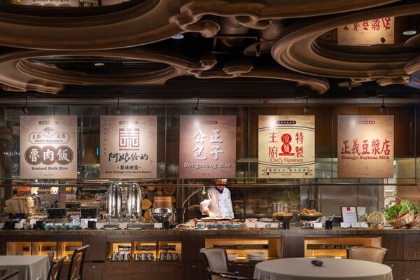 ▲君品酒店自助早餐供應至中午，集結各地經典台式美味，並提供機捷A1台北站免費接駁、24小時彈性入住專案。（圖／君品酒店提供）