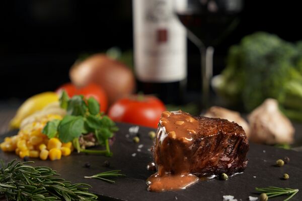 ▲君品酒店自助早餐供應至中午，集結各地經典台式美味，並提供機捷A1台北站免費接駁、24小時彈性入住專案。（圖／君品酒店提供）