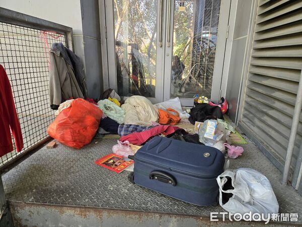 ▲▼新莊體育園區遭街友霸佔，洗澡、小便、放置物箱，網友不滿貼文             。（圖／民眾提供）