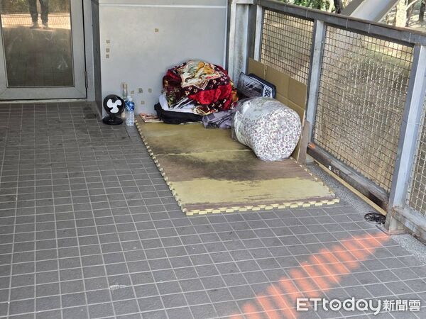 ▲▼新莊體育園區遭街友霸佔，洗澡、小便、放置物箱，網友不滿貼文             。（圖／民眾提供）