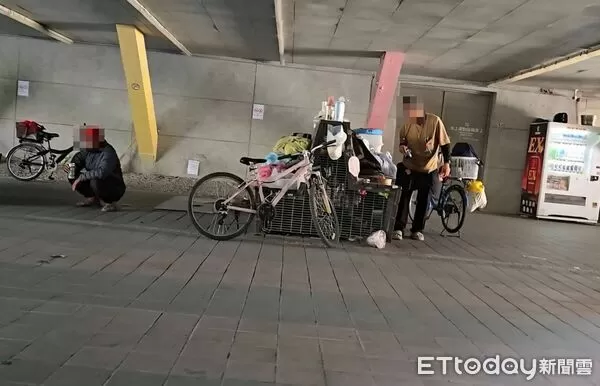 ▲▼新莊體育園區遭街友霸佔，洗澡、小便、放置物箱，網友不滿貼文             。（圖／民眾提供）