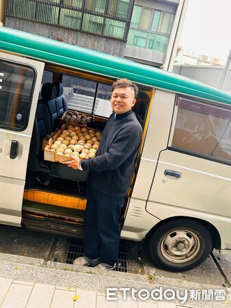 搜救犬Beta退役找到700顆棒壘球，捐給基層棒球隊。（圖／飼主Trista提供）