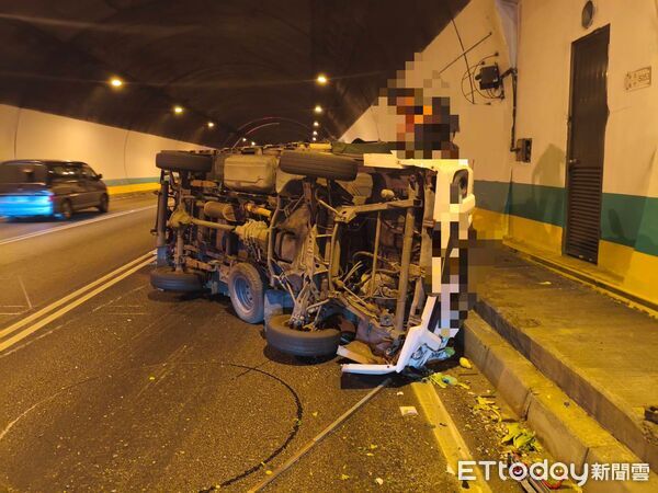 ▲國道三號14日下午發生貨車翻覆意外、駕駛輕傷 。（圖／記者張君豪翻攝）