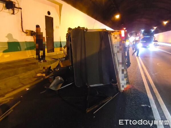 ▲國道三號14日下午發生貨車翻覆意外、駕駛輕傷 。（圖／記者張君豪翻攝）