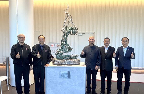 ▲左起王派峰總經理、周永暉董事長、許文融大師、王錦榮總經理、張展榮業務副總。（圖／港務公司提供）