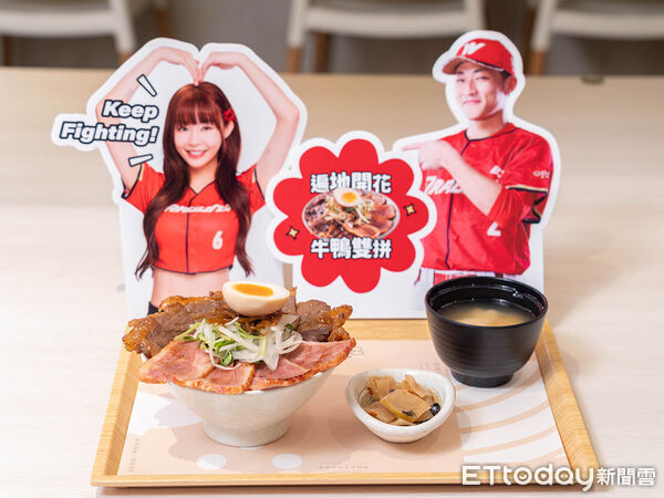 ▲定食8攜手味全龍推聯名餐點　西門店Yuri人形立牌超吸睛。（圖／爭鮮提供）