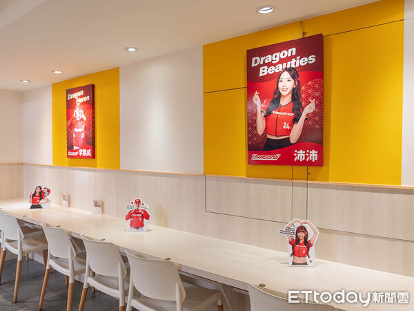 ▲定食8攜手味全龍推聯名餐點　西門店Yuri人形立牌超吸睛。（圖／爭鮮提供）