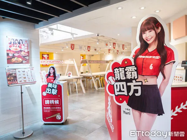 ▲定食8攜手味全龍推聯名餐點　西門店Yuri人形立牌超吸睛。（圖／爭鮮提供）