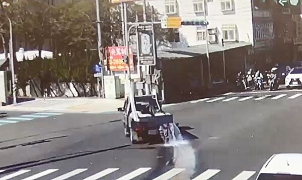 ▲桃園市中壢警方今天中午接獲通報，中大路有油灌車沿路漏油，警方調閱監視器畫面通知肇事車主到案說明。（圖／中壢警方提供）