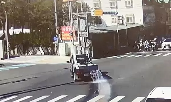 ▲桃園市中壢警方今天中午接獲通報，中大路有油灌車沿路漏油，警方調閱監視器畫面通知肇事車主到案說明。（圖／中壢警方提供）