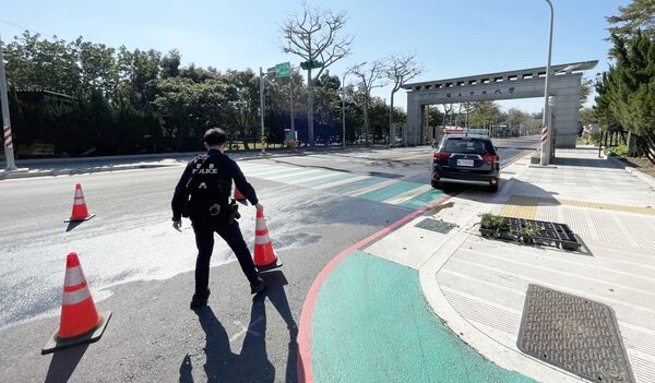▲中壢警方發現油灌車漏油面積長達300公尺，立即封鎖管制。（圖／中壢警方提供）